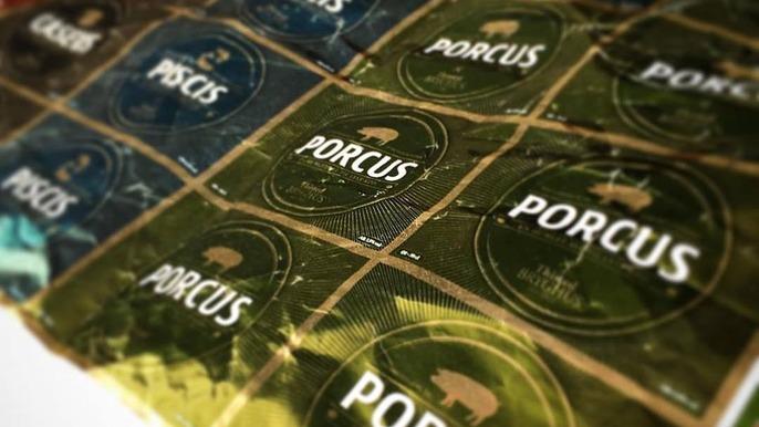 Billede af flere pakker med mærket Porcus, der viser forskellige farver og design på emballagen.