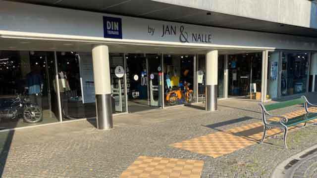 Butikken "by Jan & Nalle" med store glasdøre og farverige dekorationer foran.