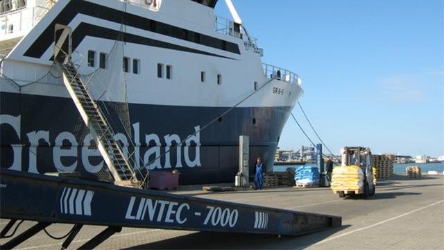 Skib med navnet "Greenland" ved kajen, med en gaffeltruck der transporterer varer.