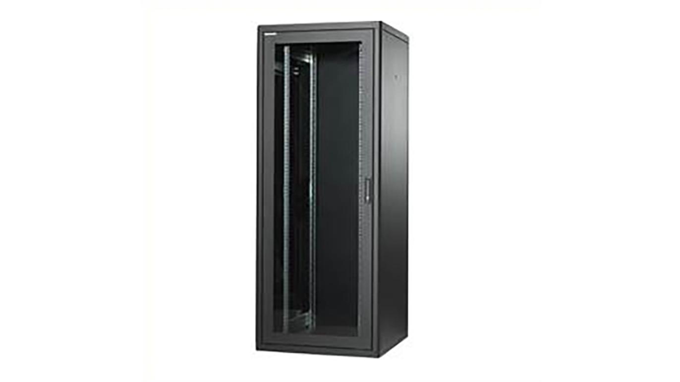 Et sort serverrack med glasdør og åbent indre, designet til opbevaring af netværksudstyr.