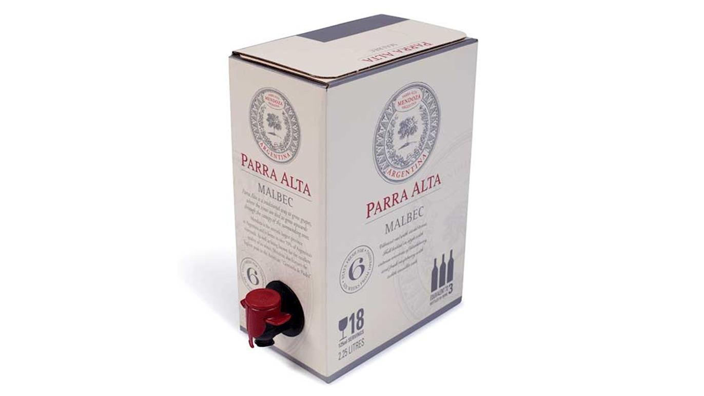 En vinæske med tappekran, mærket Parra Alta, med et elegant design og information om indholdet.