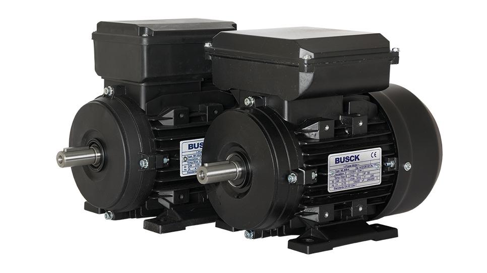 To elektriske motorer med sort kabinet og aksler, ideelle til industrielle applikationer.