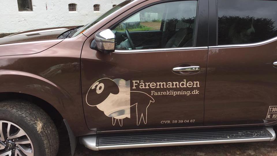 En brun bil med en fåreklipningslogo og teksten "Faremanden" på siden.