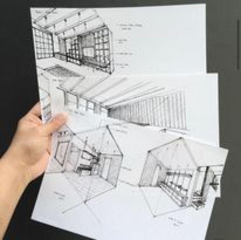 Hånd, der holder skitser af moderne husdesign med detaljerede rumopdelinger og perspektivtegninger.