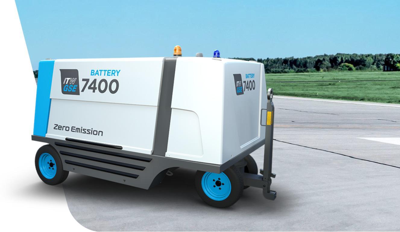 Batteridrevet køretøj til fly med nul emission, model 7400, parkeret på en lufthavnslandingsbane.
