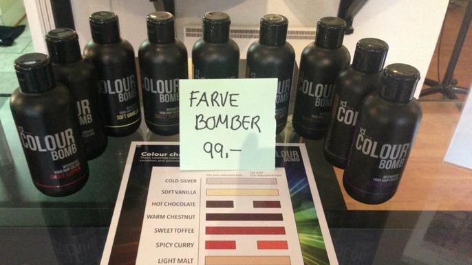 Flasker med farvebomber til hårfarvning og farveprøver på en farvepalette i en frisørsalon.