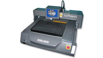 En Roland MDX-400 fræsemaskine til præcisionsbearbejdning af materialer som plast og træ.