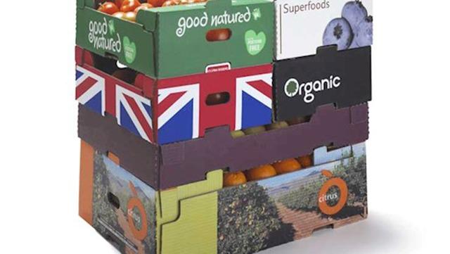 Kasser med frugt og grøntsager, herunder økologiske produkter og superfoods, stablet i forskellige farver og designs.