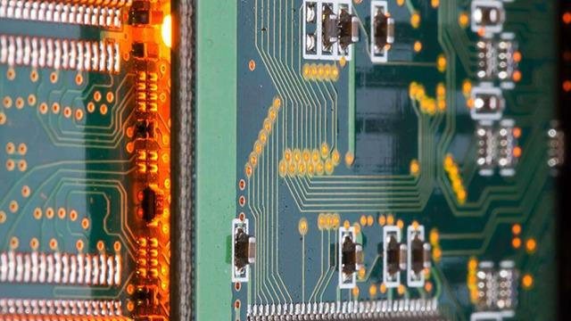 Nærbillede af et kredsløb med elektroniske komponenter og ledninger på en printplade.