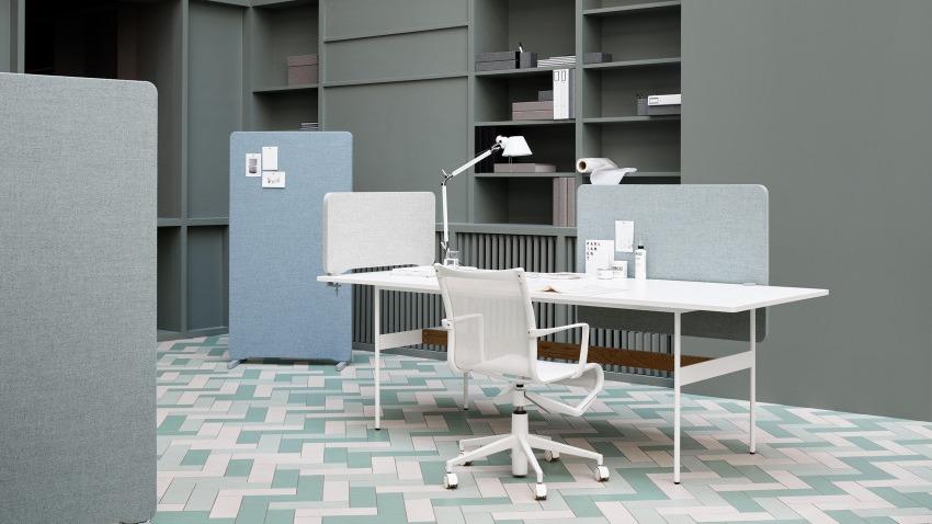 Moderne kontorindretning med et hvidt skrivebord, ergonomisk stol og akustiske skærme i en stilfuld grå farve.