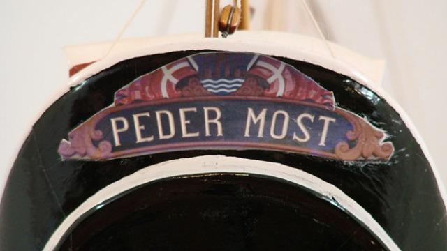 En model af skibet Peder Most med detaljeret skilt på skibets forside.