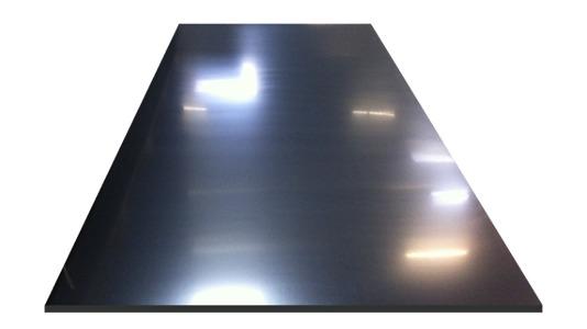 Et stort, glat metalplade med reflekterende overflade og bløde lysrefleksioner.