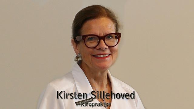 Kirsten Sillehoved, kiropraktor, smilende kvinde med briller og hvid kittel i klinikmiljø.
