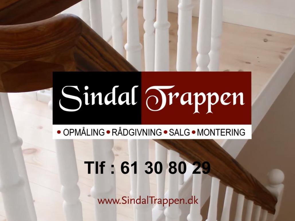 Billede af en trappe med trægelænder og hvide balustre, med Sindal Trappen logo og kontaktinformation.