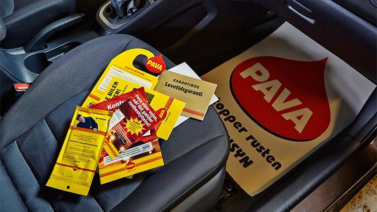 Billede af en bilsæde med PAVA-reklamer, brochurer og informationsmateriale spredt ud over sædet.