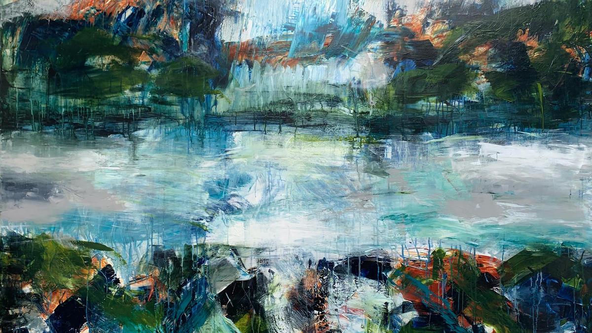 Farverigt abstrakt maleri af en sø med reflektioner og grønne omgivelser.