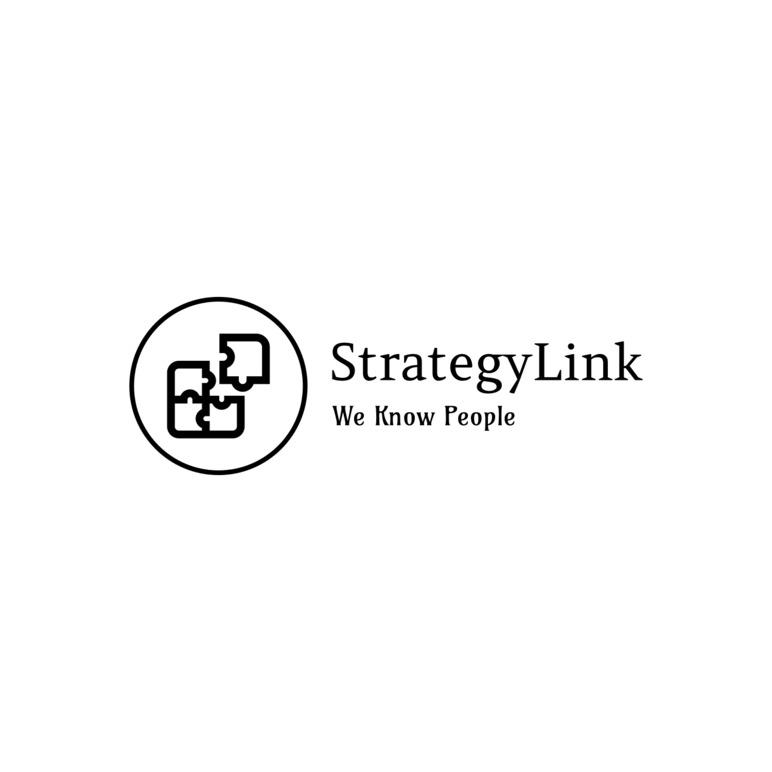 Logo for StrategyLink med teksten "We Know People" i en cirkel med talebobler.
