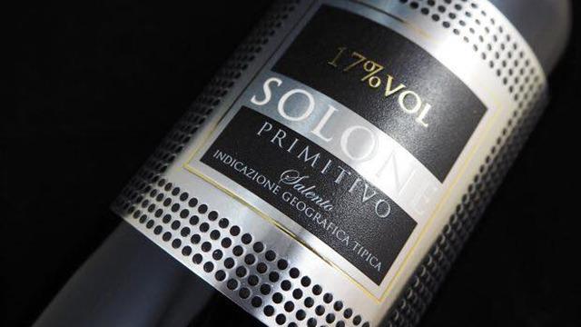 Flaske med Solone Primitivo vin, 17% alkohol, med elegant etiket og geografisk betegnelse.