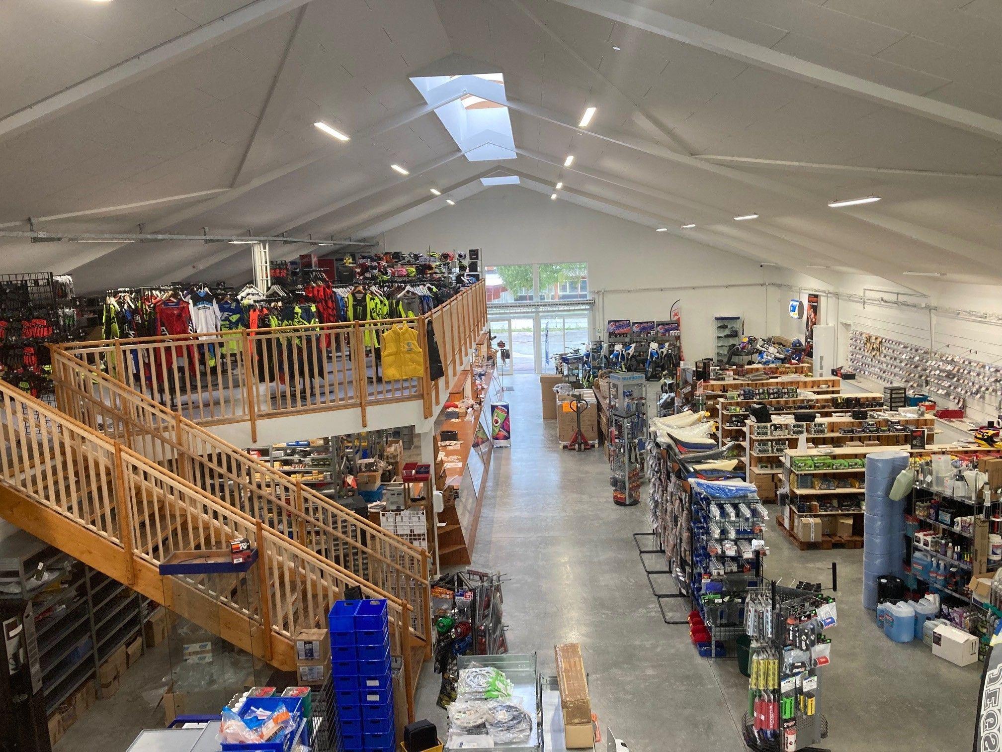 Oversigt over en stor butik med to etager, fyldt med værktøj og udstyr til forskellige formål.