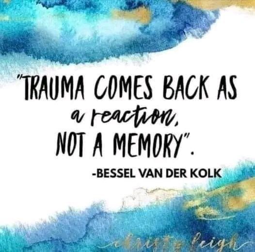 Citat om traumer med farverig baggrund, der siger: "Trauma kommer tilbage som en reaktion, ikke som et minde."