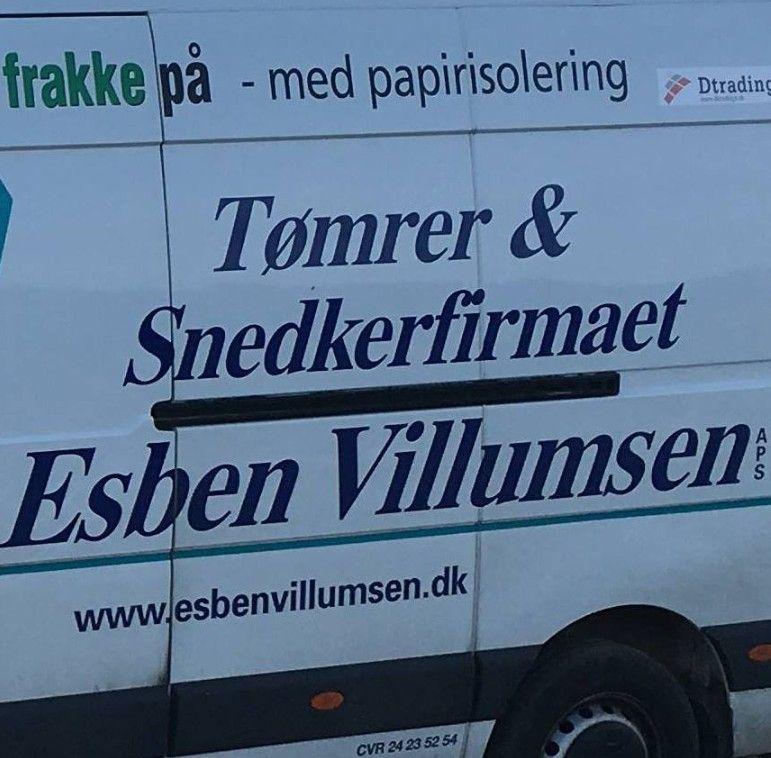 Tømrer- og snedkerfirmaet Esben Villumsens bil med logo og kontaktinformation.