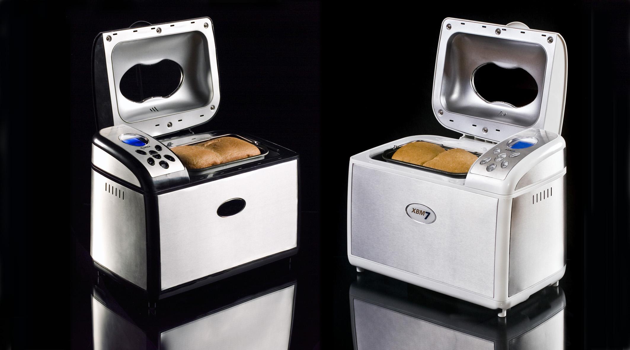 Toaster med åbent låg, der viser brød, i sort og sølvfarvet design.
