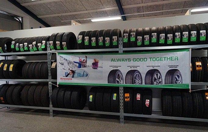 Dæk på hylder i en butik med et banner, der siger "ALWAYS GOOD TOGETHER" i baggrunden.