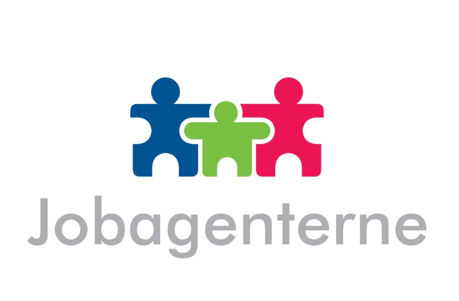 Logo for Jobagenternes med tre farverige figurer i blå, grøn og rød, symboliserer samarbejde og jobformidling.