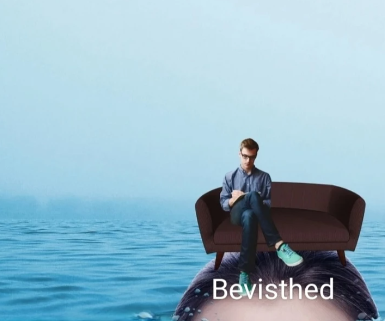 En mand sidder på en sofa, der svæver over vand, med teksten "Bevidsthed" under.