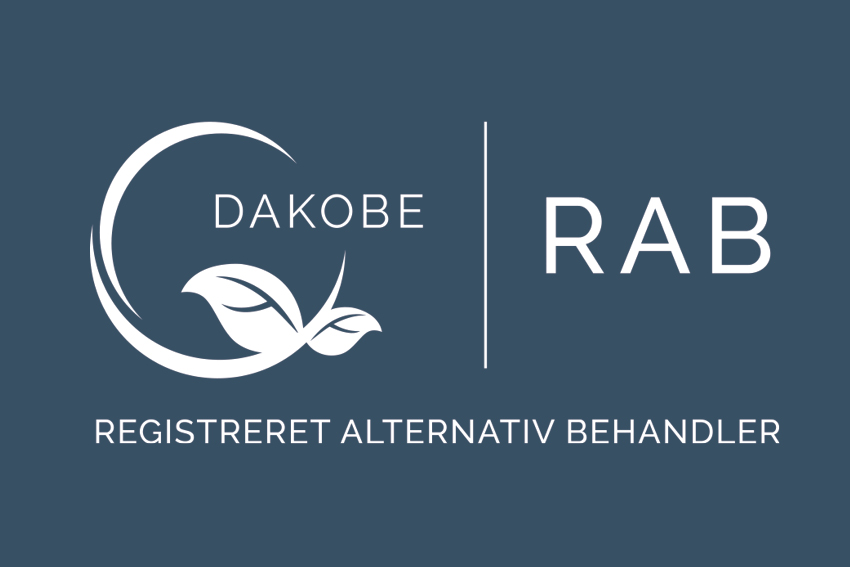 Logo for DAKOBE, registreret alternativ behandler, med grønne blade og moderne typografi.