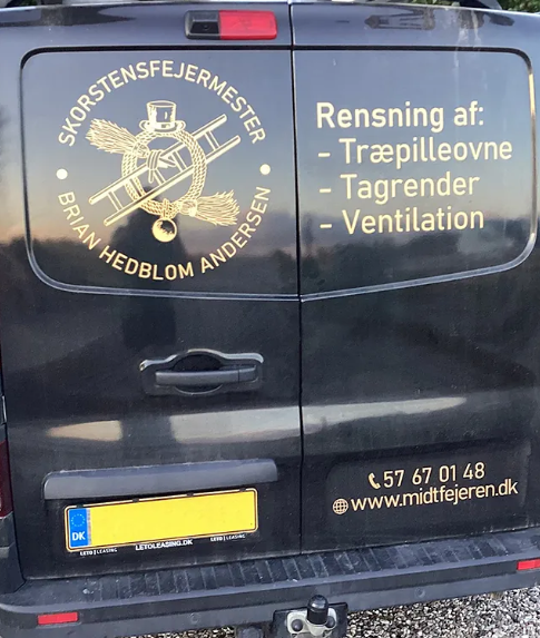 Skorstenfejerens bil med kontaktinformation og tjenester som rensning af træpilleovne og tagrender.