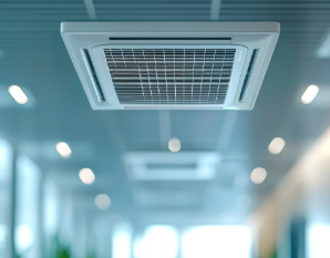 Loftmonteret airconditionanlæg i moderne kontormiljø med bløde belysningselementer.