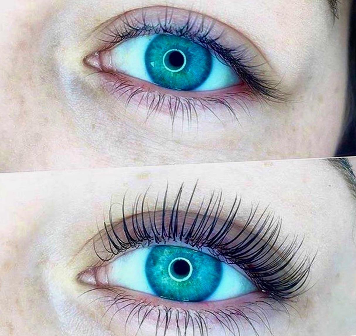 Et nærbillede af et øje med klare blå iris og lange vipper, der viser forskellen før og efter påføring af mascara.