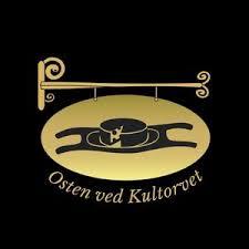 Logo for "Osten ved Kultorvet" with a gold and black design featuring a cheese wheel and a hat.