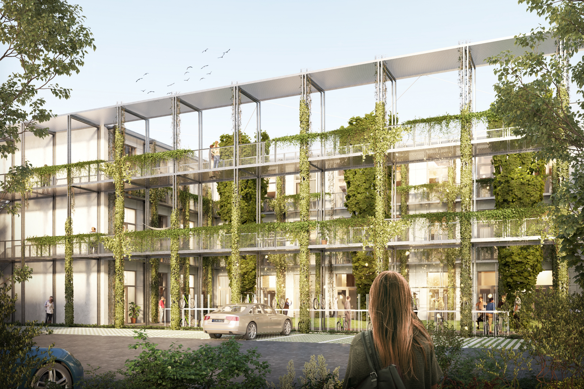 Moderne bygning med grønne planter på facaden og mennesker, der interagerer i et urbant miljø.