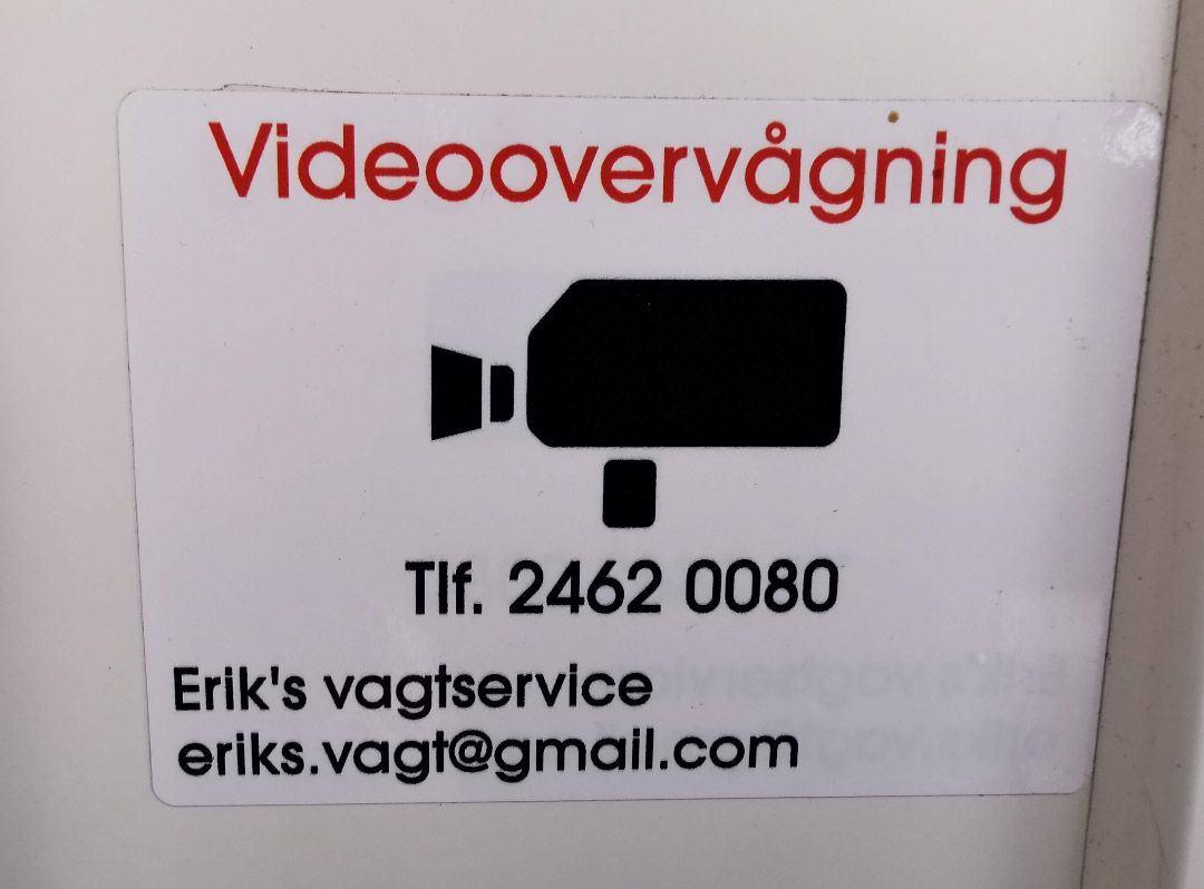 Skilt med tekst om videoovervågning, telefonnummer og e-mail til Eriks vagtservice.