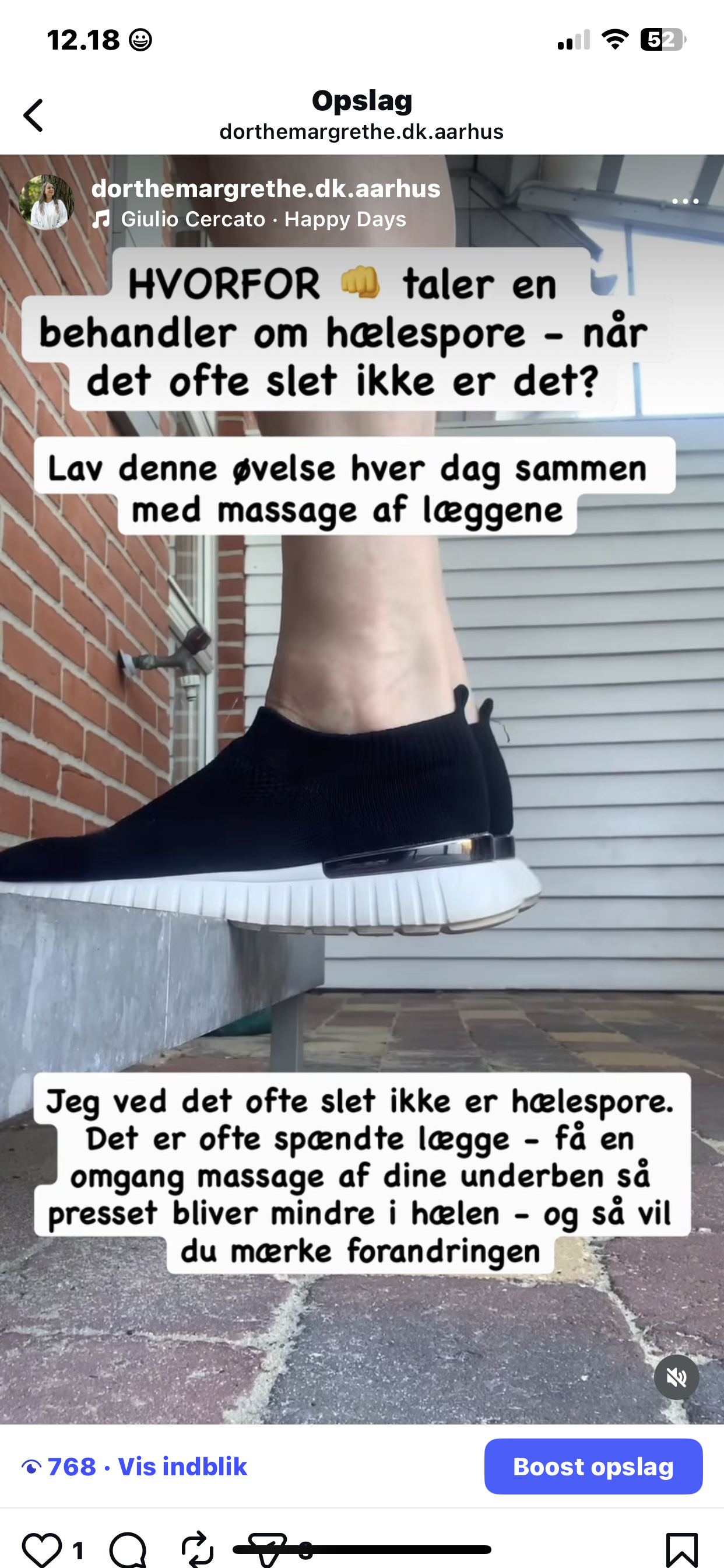 En person står på en sort sko, der viser en behandling for hælspore, med fokus på massage af læggene.