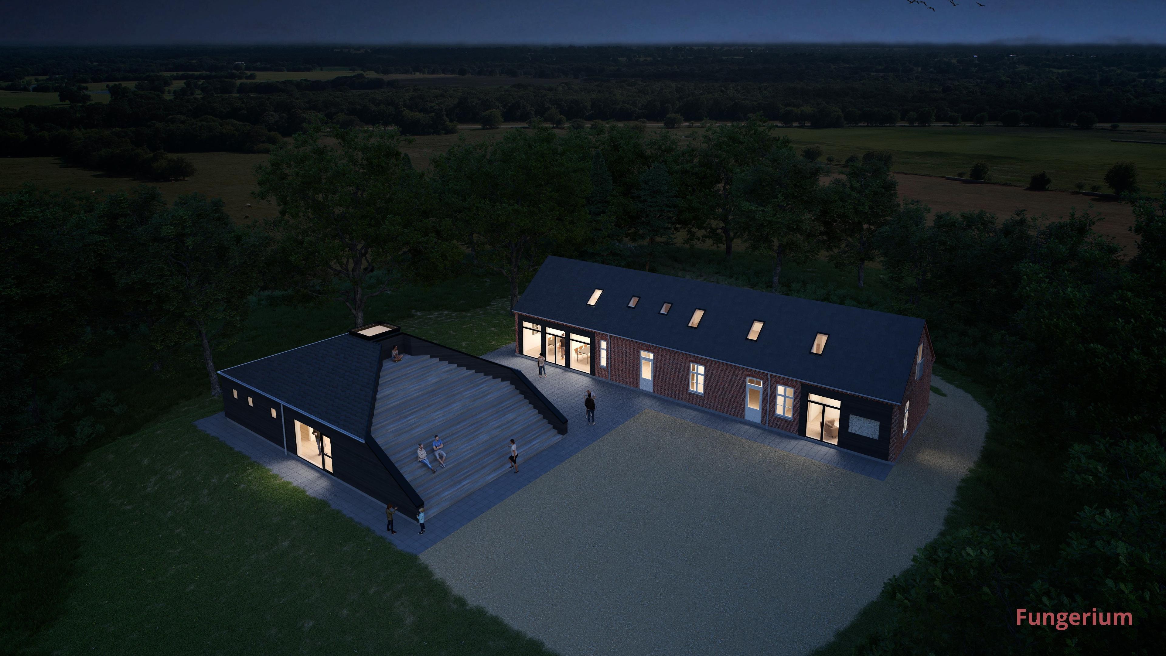 Moderne hus med skråtag og store vinduer, beliggende i et naturskønt område om aftenen.