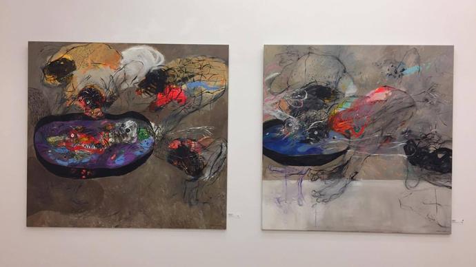 To malerier med abstrakt kunst, der viser farverige former og teksturer på en neutral baggrund.